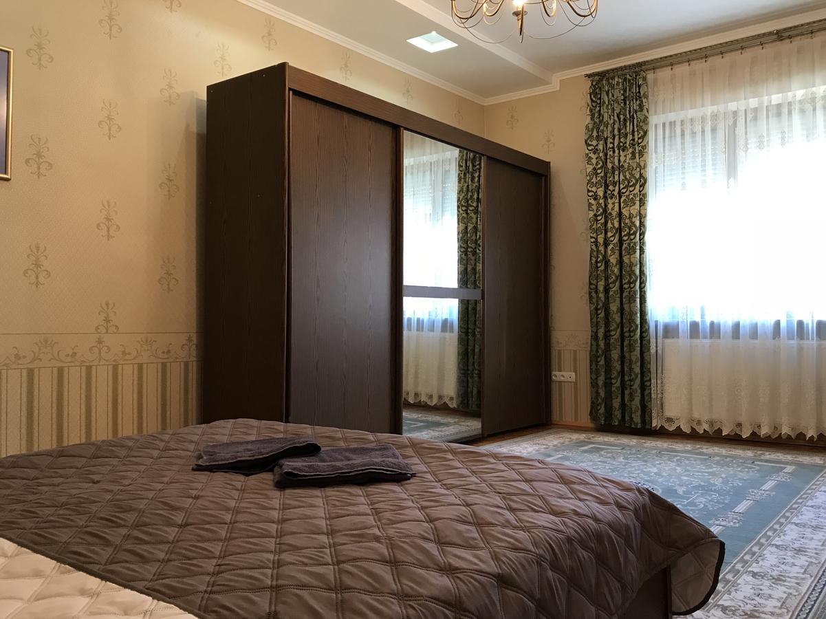 Large Apartment In The City Center Mukatjevo Eksteriør billede